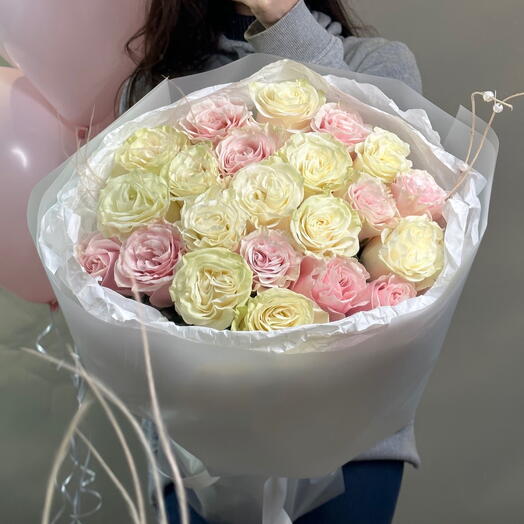 25 mixed roses (pink and white)