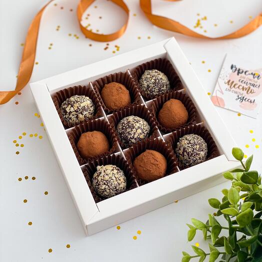 Набір трюфелів подарункові цукерки малинові фундук-карамель
