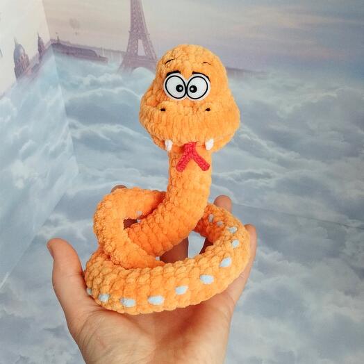 Вязаная игрушка змейка оранжевая