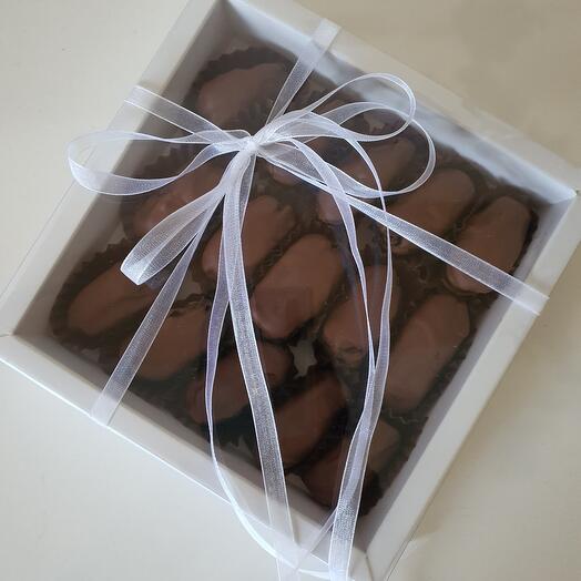 Финики с грецким орехом