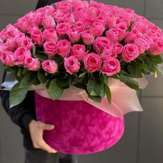 Bouquet of pink roses in hat box 101