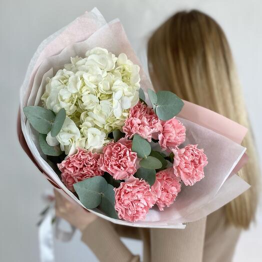 Гортензия и розовые диантусы