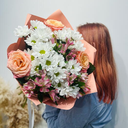 Author's bouquet of daisies, alstroemeria and delicate roses "Pink powder"