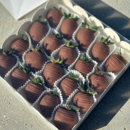 Клубника в молочном шоколаде 25 шт   /Strawberries in chocolate