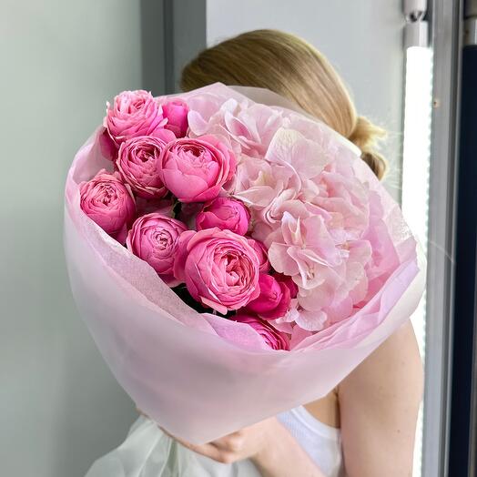Нежный розовый букет из гортензии и кустовой пион розы 💕