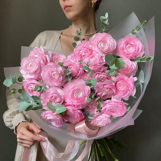 Ramo de exquisitos Ranunculus con eucalipto. Veresk 207