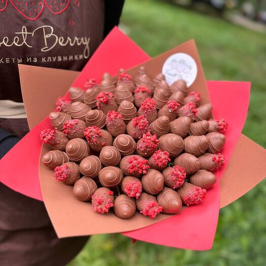 Dulce gran ramo de fresas cubiertas de chocolate
