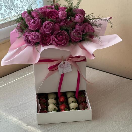 Цветы в шкатулке с клубникой в шоколаде