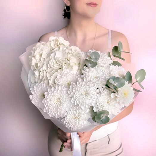 Воздушный букет белая гортензия, кустовая хризантема и эвкалипт