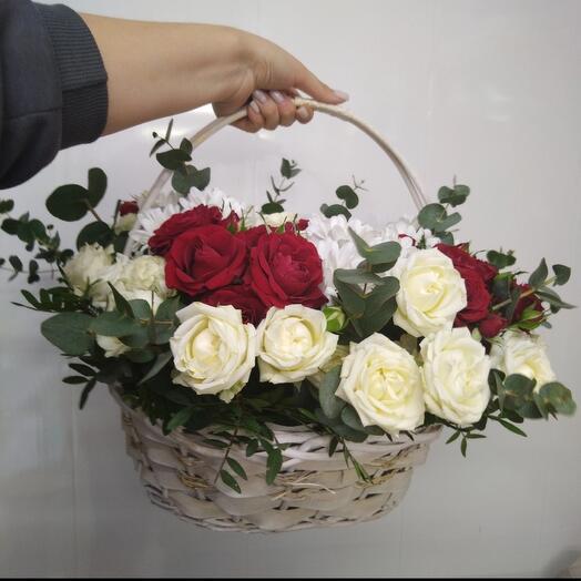 Корзина с цветами роза кустовая и хризантема кустовая ромашка