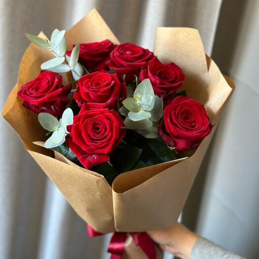 Красные розы в крафте 7шт