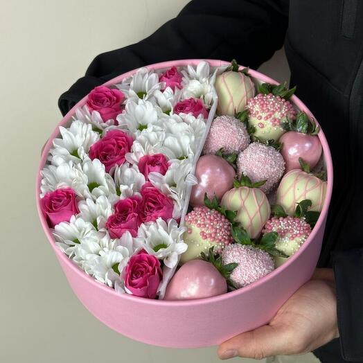 Цветы в коробке с клубникой в шоколаде