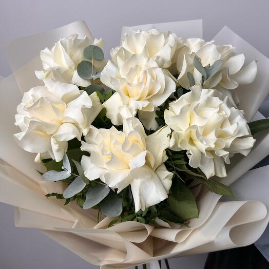 Белые французские розы с эвкалиптом