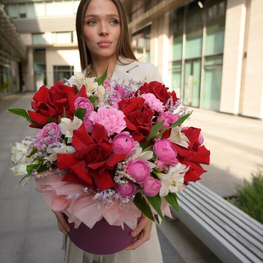 Яркая композиция из ажурных и пионовидных роз