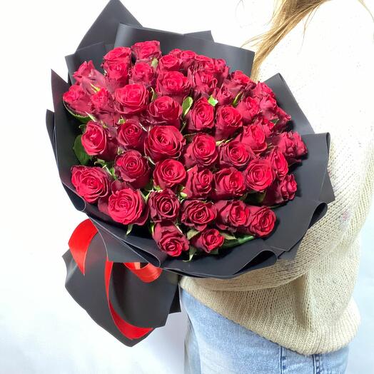 Bouquet of scarlet roses