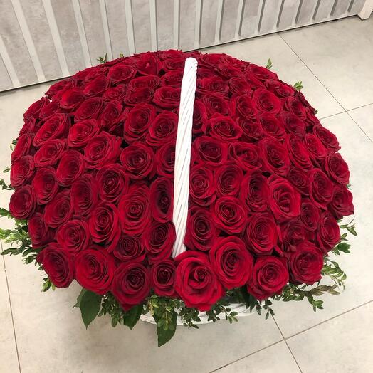 101 роза в корзине