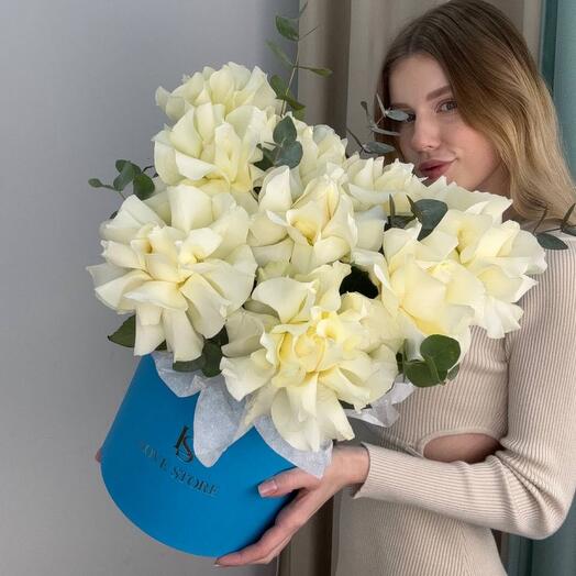 WOW коробка с французскими розами и эвкалиптом 148