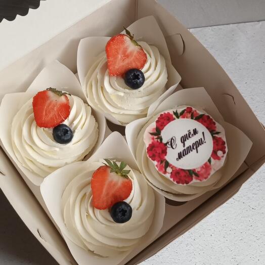 Капкейки с ягодами маме в подарок