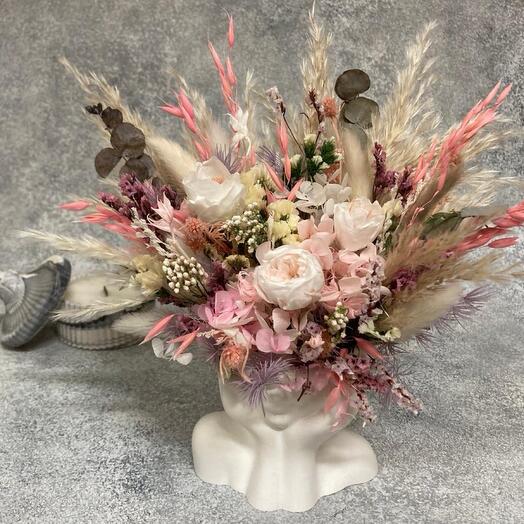 Bouquet of dried flowers in a planter Vesna Dreamer