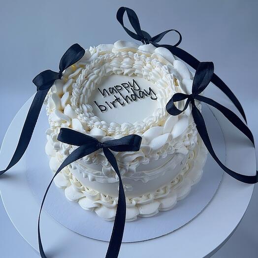 Торт на 1,2 кг с рюшками и бантиками "Happy Birthday"