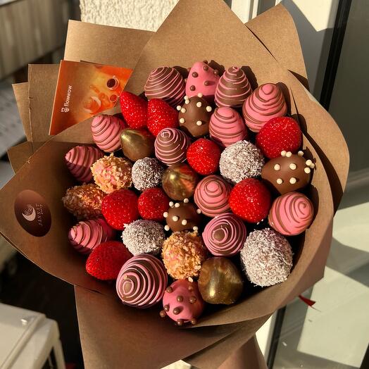 Bouquet of chocolate-covered strawberries "Radiance M"