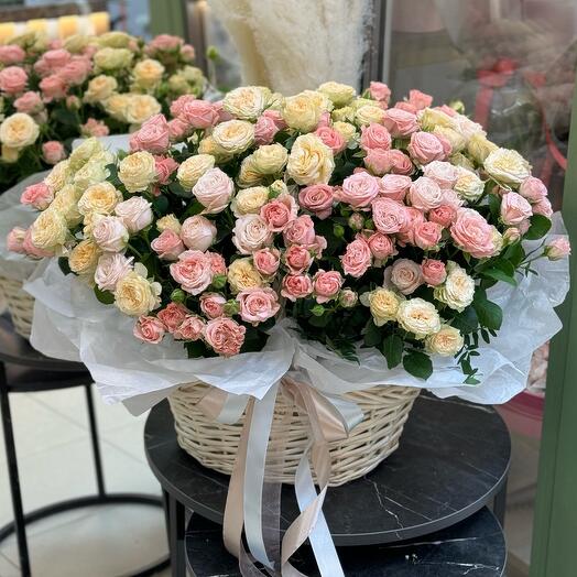 Cesta de rosas de arbusto