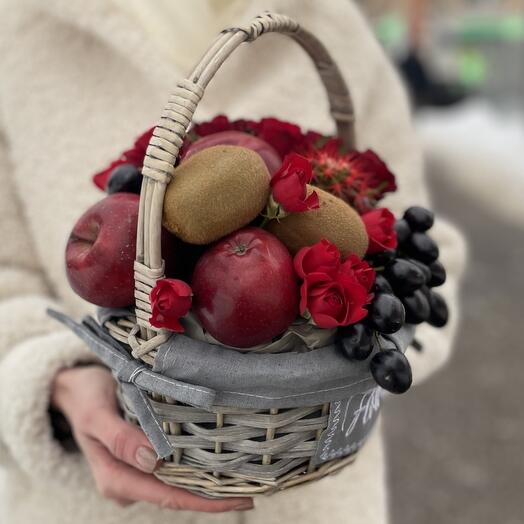Корзинка с розами и фруктами