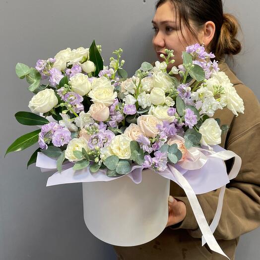 Авторская композиция с маттиолой, кустовыми розами Мисс и эвкалиптом