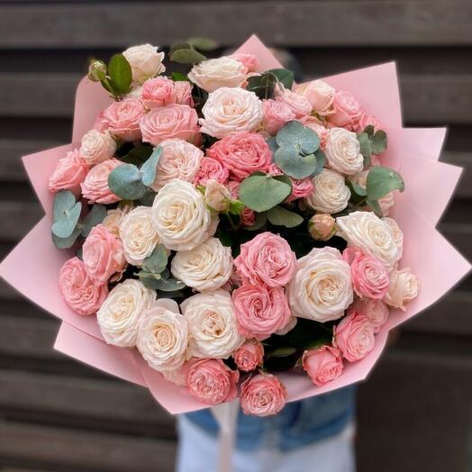 15 кустовых роз с эвкалиптом