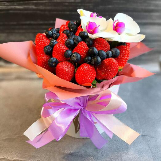 Клубничный букет " Клубника+голубика "