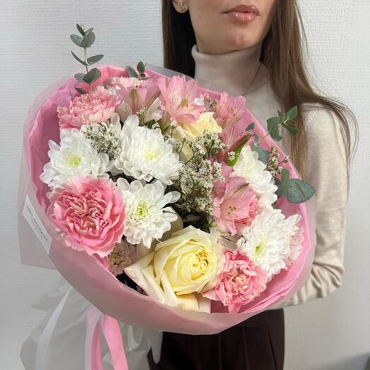 Букет с ароматными розами , альстромерией
