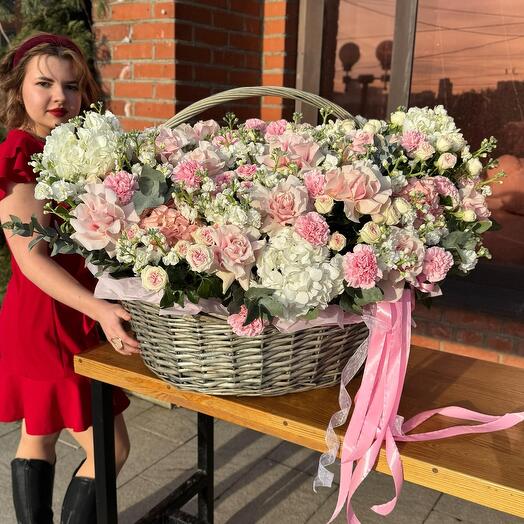♥️ Корзина «Для королевы» из разнообразных цветов