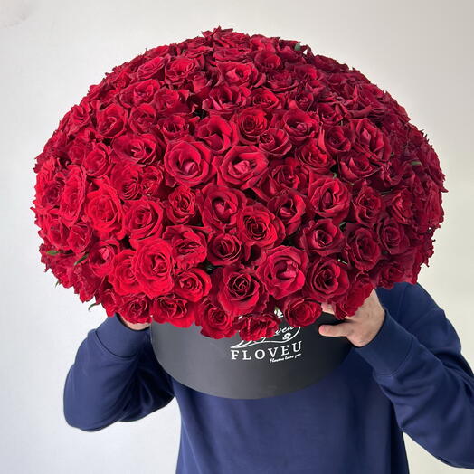 Red roses  in a XL box