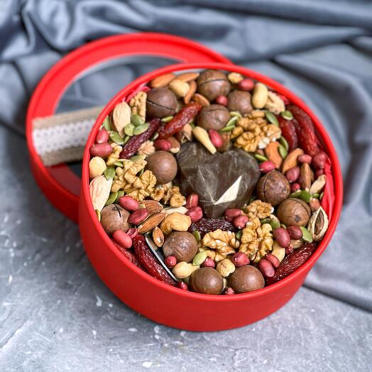 Caja de nueces y corazón de chocolate