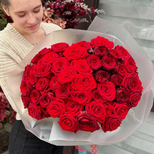 Большой букет из алых 55 роз
