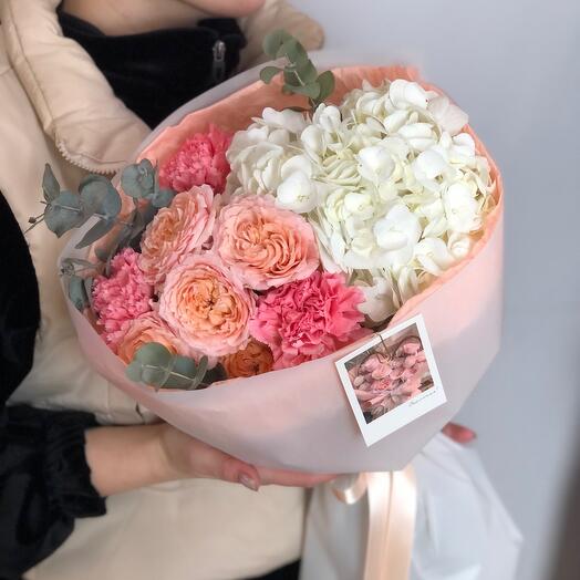 Delicado ramo con hortensias y Dianthus