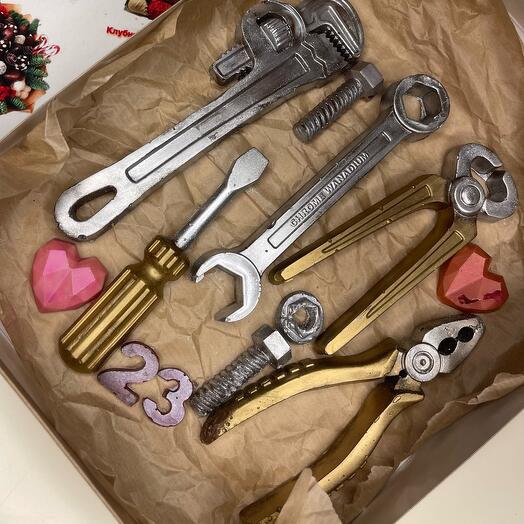 Шоколадные инструменты подарок на 23 февраля