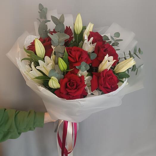 Ramo prefabricado / lirio / eucalipto / rosas francesas / Flores en Ufa