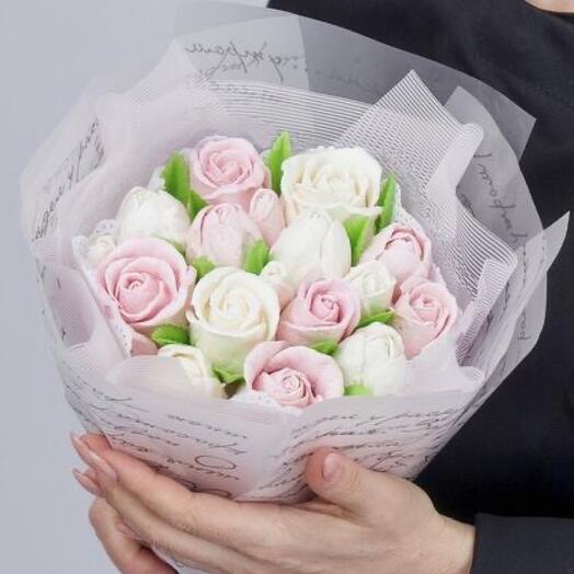 Ramo de rosas de malvavisco y tulipanes d18 cm