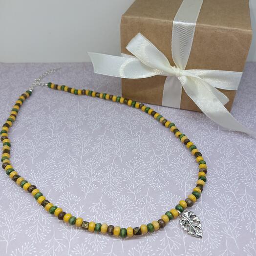 Колье ожерелье из бисера с деревянными состаренными бусинами с подвеской "лист монстеры"