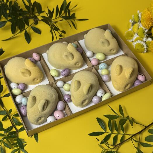 Муссовые пирожные в виде нежно-жёлтых пасхальных заек (кроликов), 6 штук