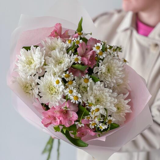 Delicate bouquet with daisies