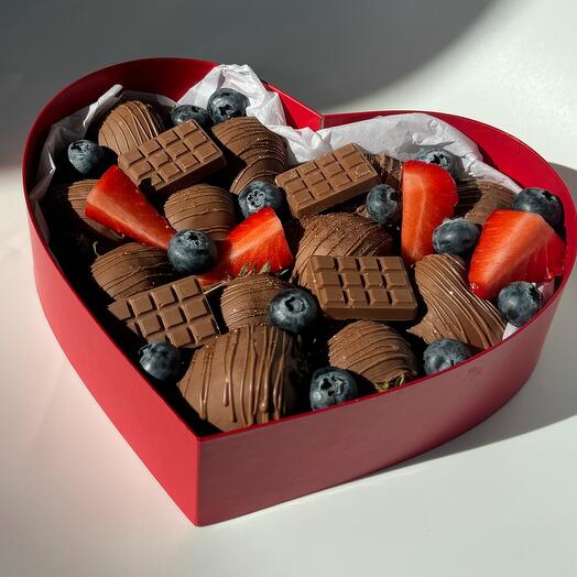 Клубника в шоколаде в коробке сердце S
