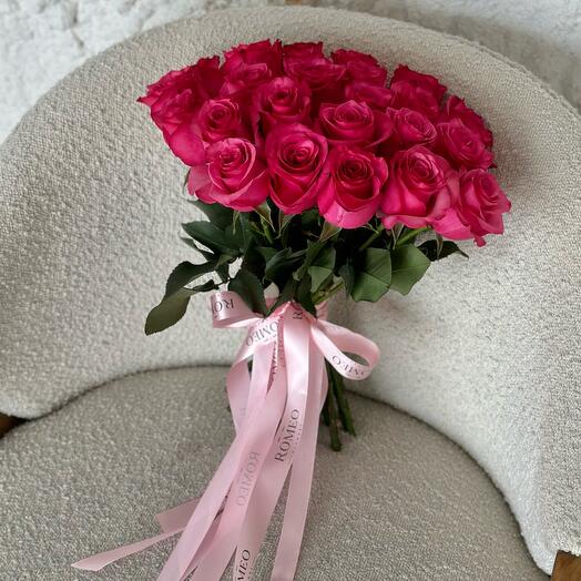 Моно букет из малиновых роз