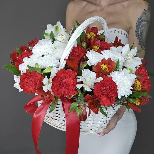 Корзина из гвоздики, хризантемы, альстормерии