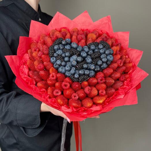 Букет из клубники, голубики, ежевики и малины