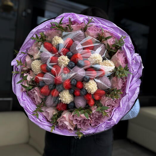Букет с клубникой и розами 💜