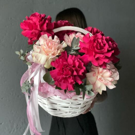 Корзина с французскими розами двух цветов🌸