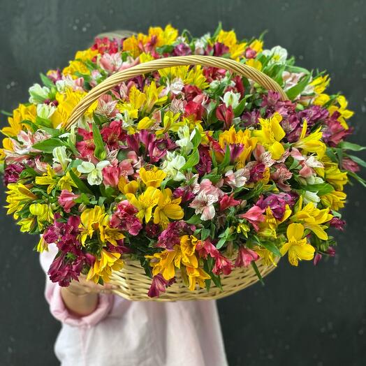 Альстромерии в корзине