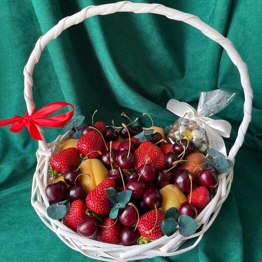 Корзина с фруктами и клубникой